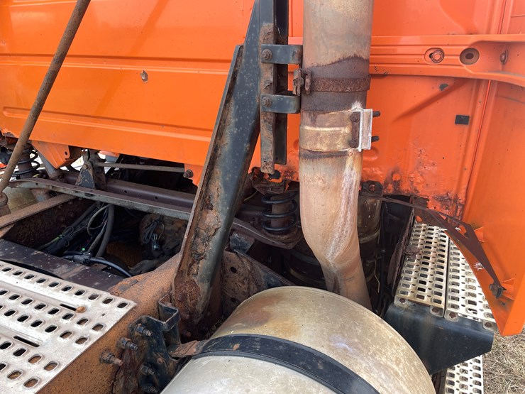 #122-•-2009-volvo-day-cab-semi-tractor-(has-wi-title)-image-20