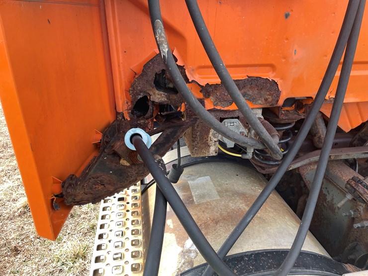 #122-•-2009-volvo-day-cab-semi-tractor-(has-wi-title)-image-51