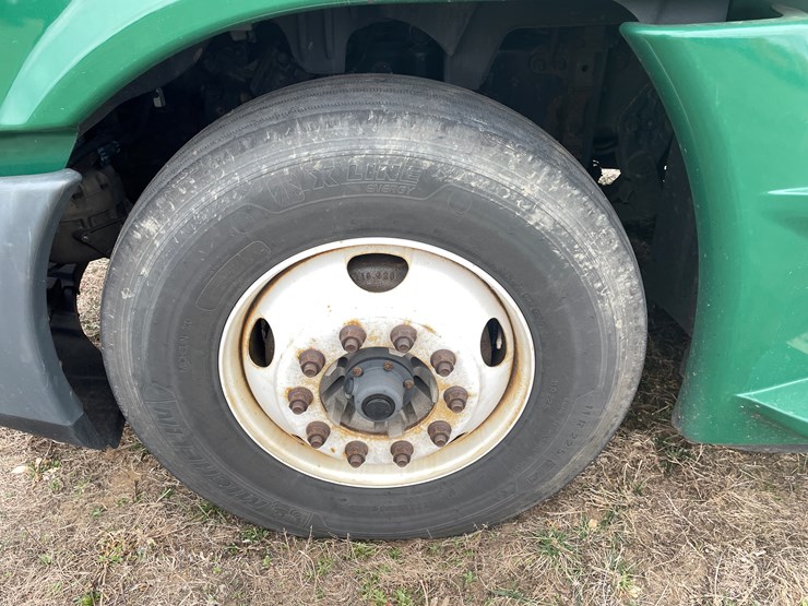 #114-•-2017-freightliner-single-axle-day-cab-semi-tractor-(has-wi-title)-image-9