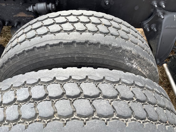 #104-•-2016-freightliner-cascade-evolution-sleeper-cab-semi-tractor-(has-wi-title)-image-20