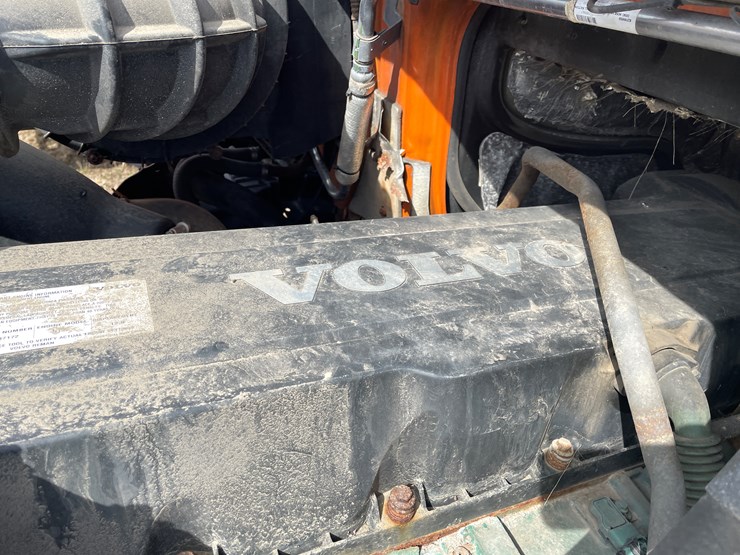 #122-•-2009-volvo-day-cab-semi-tractor-(has-wi-title)-image-62