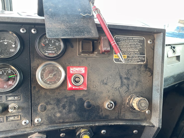 #401-•-1991-mac-rb688s-dump-truck-(has-mn-title)-image-57