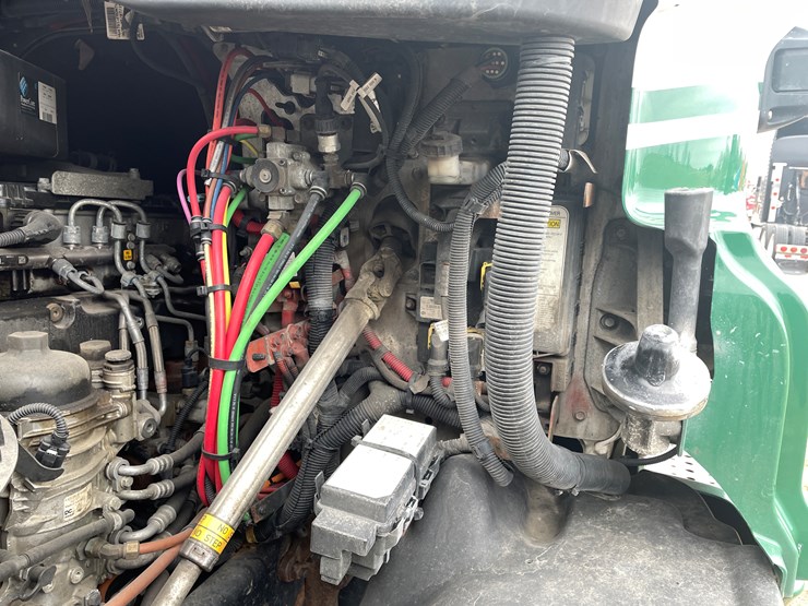 #114-•-2017-freightliner-single-axle-day-cab-semi-tractor-(has-wi-title)-image-53