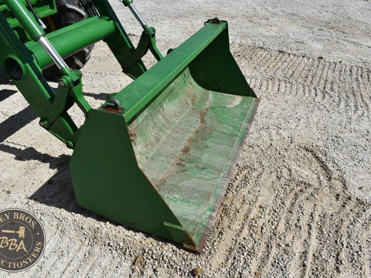 2014-john-deere-6140d-image-17