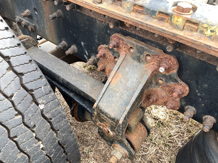 #117-•-2009-volvo-day-cab-semi-tractor-(has-wi-title)-image-35