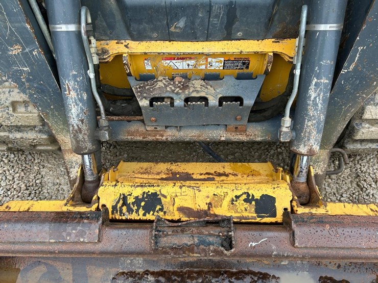 2017-deere-323e-image-10