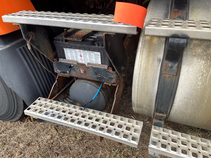 #121-•-2009-volvo-day-cab-semi-tractor-(has-wi-title)-image-56