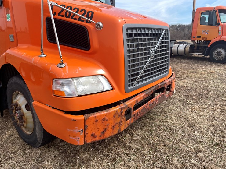 #122-•-2009-volvo-day-cab-semi-tractor-(has-wi-title)-image-13