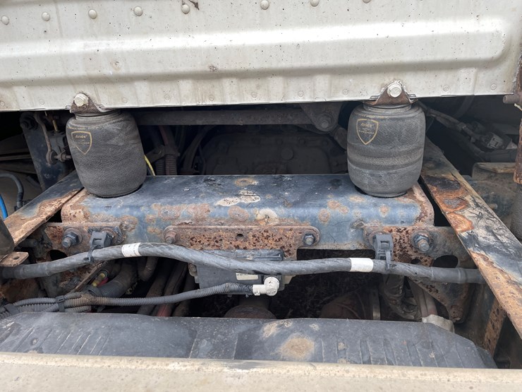 #114-•-2017-freightliner-single-axle-day-cab-semi-tractor-(has-wi-title)-image-29