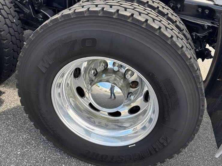 2023-peterbilt-579-image-17