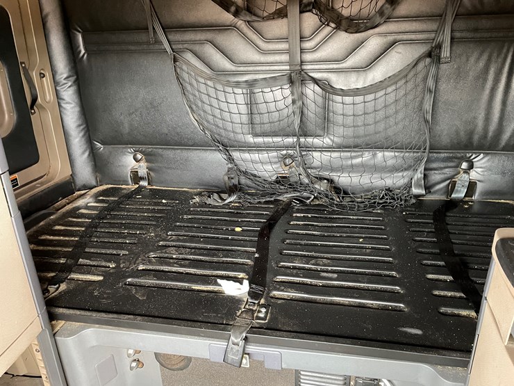 #104-•-2016-freightliner-cascade-evolution-sleeper-cab-semi-tractor-(has-wi-title)-image-64