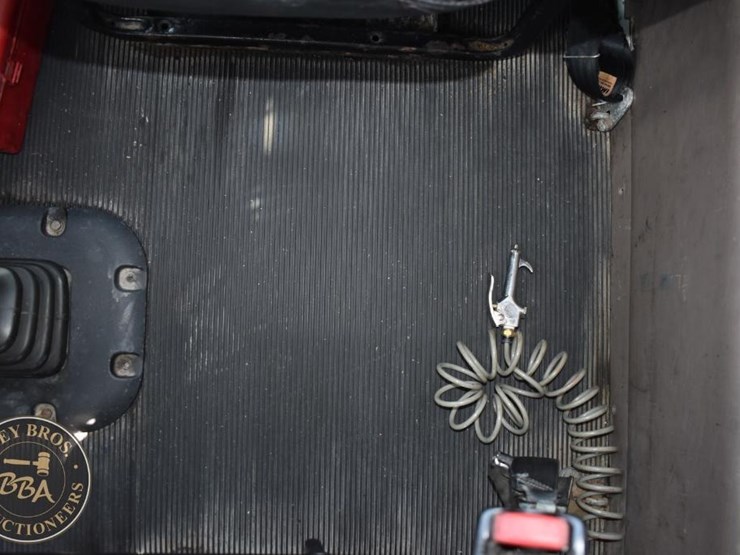 2012-peterbilt-384-image-45