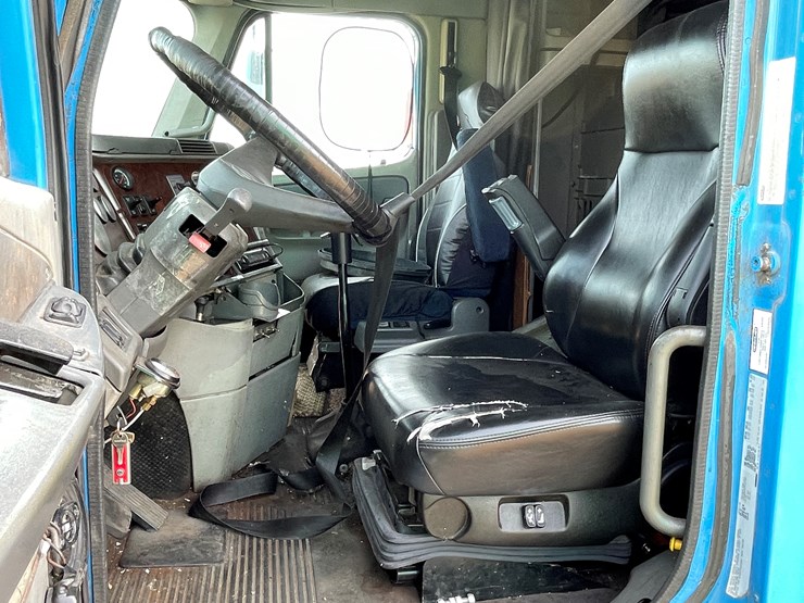 #134-•-2001-freightliner-century-class-sleeper-cab-semi-tractor-(has-wi-title)-(non-runner)-image-69