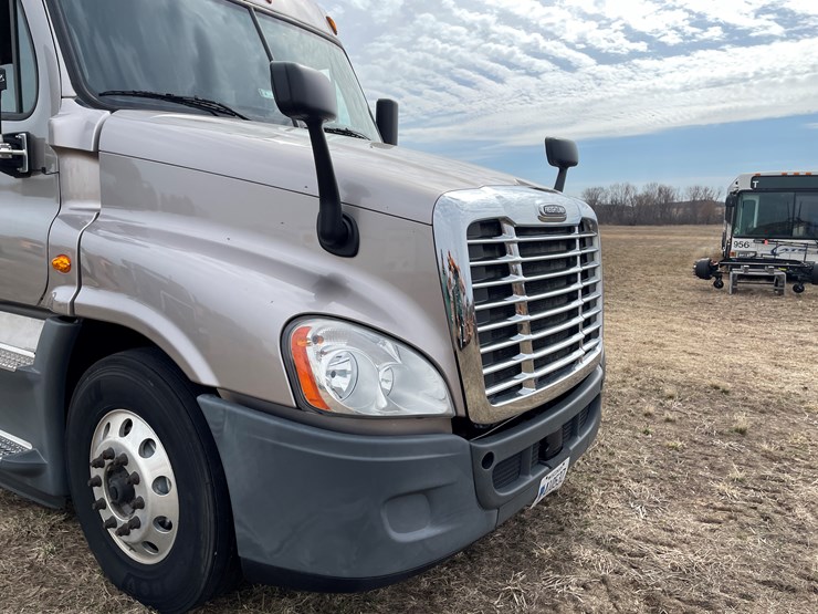 #104-•-2016-freightliner-cascade-evolution-sleeper-cab-semi-tractor-(has-wi-title)-image-12