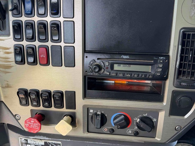 2009-mack-gu713-tri-axle-dump-image-35