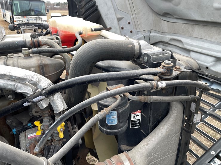 #104-•-2016-freightliner-cascade-evolution-sleeper-cab-semi-tractor-(has-wi-title)-image-51