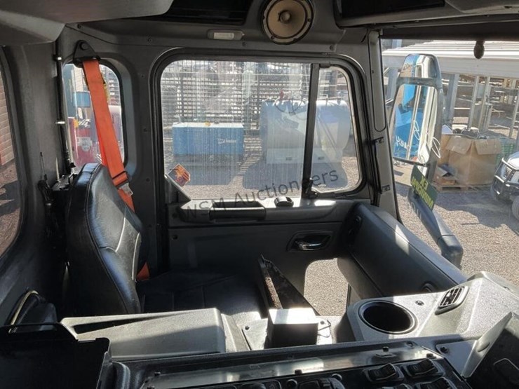 2018-peterbilt-520-image-27