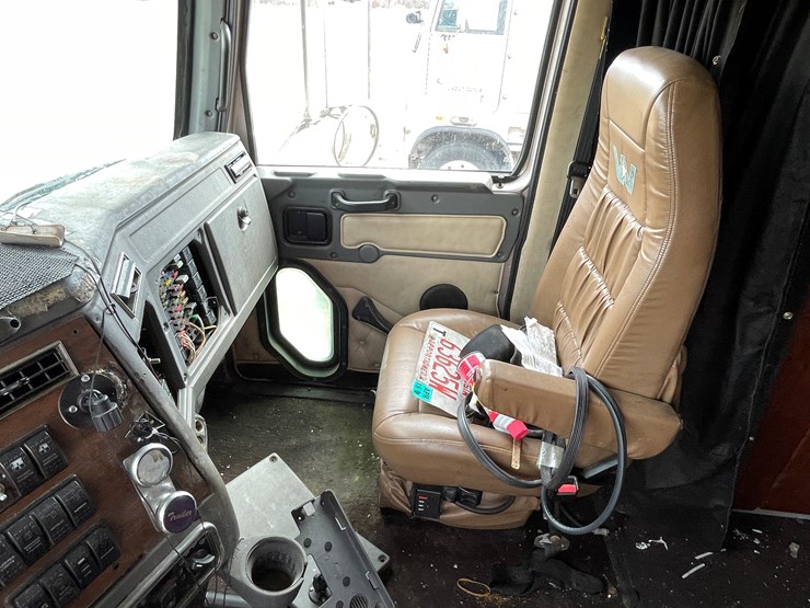 #128-•-2003-western-star-sleeper-cab-semi-tractor-(has-wi-title)-(non-runner)-image-74
