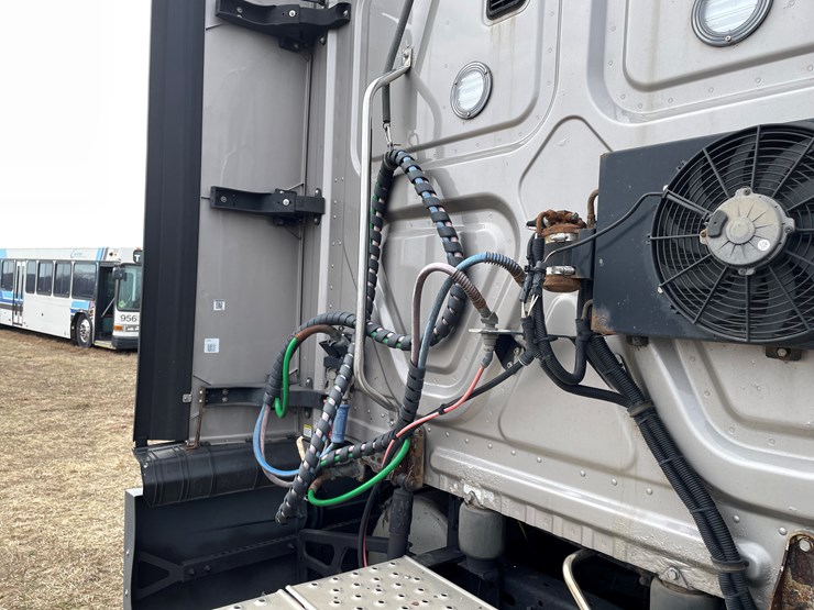 #104-•-2016-freightliner-cascade-evolution-sleeper-cab-semi-tractor-(has-wi-title)-image-25