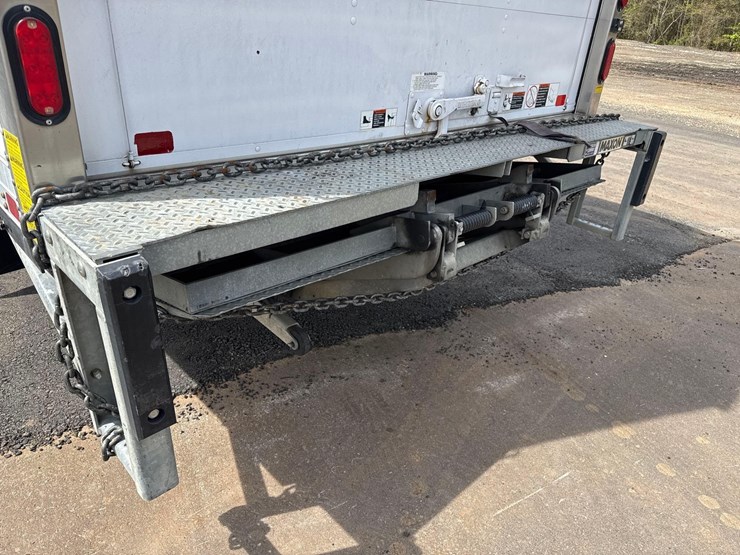 2022-isuzu-nrr-image-10