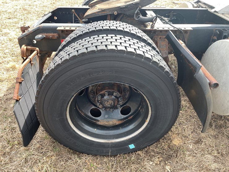 #115-•-2013-volvo-single-axle-day-cab-semi-tractor-(has-wi-title)-image-30