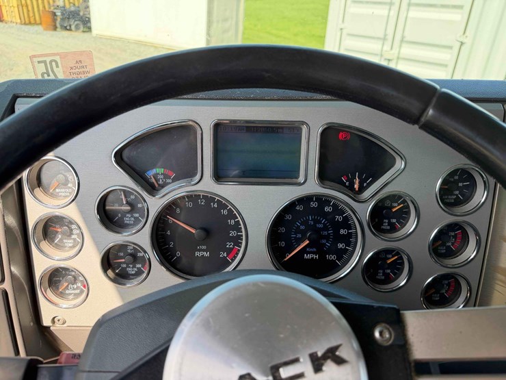 2009-mack-gu713-tri-axle-dump-image-36