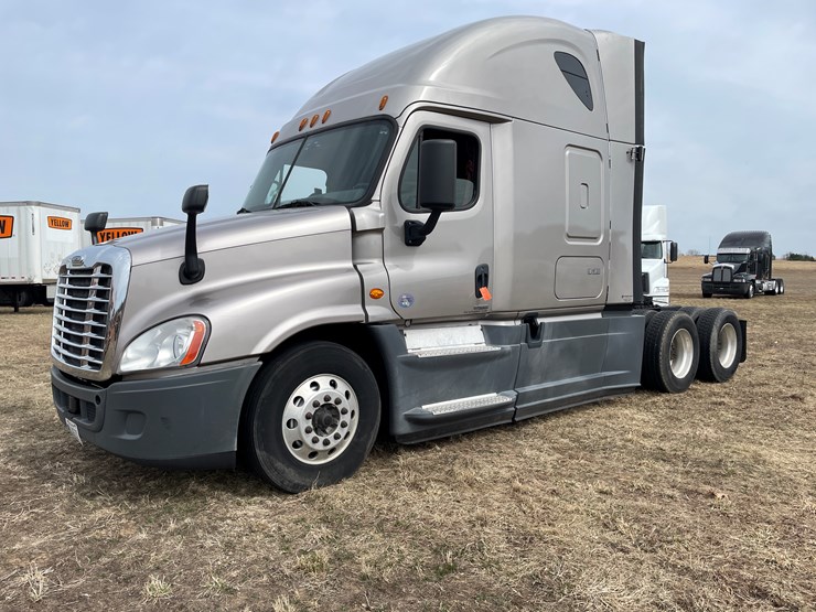 #104-•-2016-freightliner-cascade-evolution-sleeper-cab-semi-tractor-(has-wi-title)-image-1