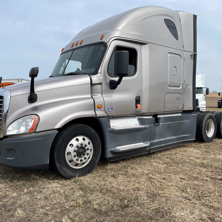 #104 • 2016 Freightliner Cascade Evolution Sleeper Cab Semi Tractor (Has WI Title)