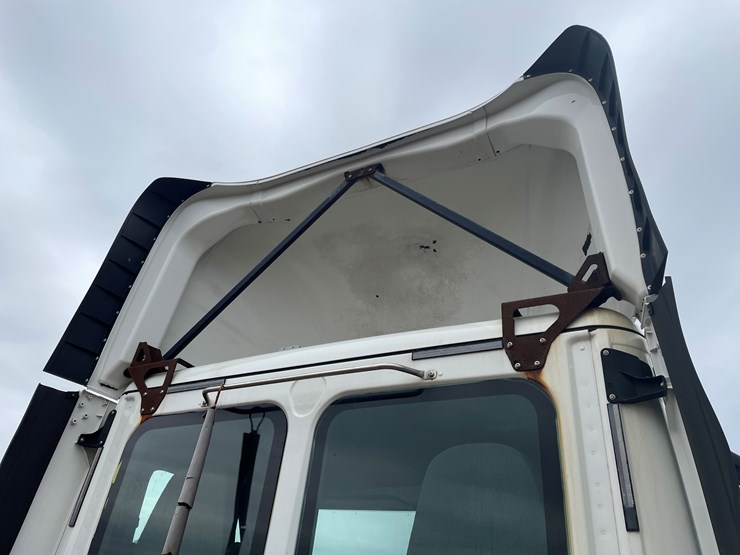 #114-•-2017-freightliner-single-axle-day-cab-semi-tractor-(has-wi-title)-image-24