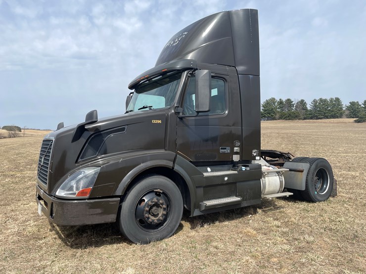 #115-•-2013-volvo-single-axle-day-cab-semi-tractor-(has-wi-title)-image-1