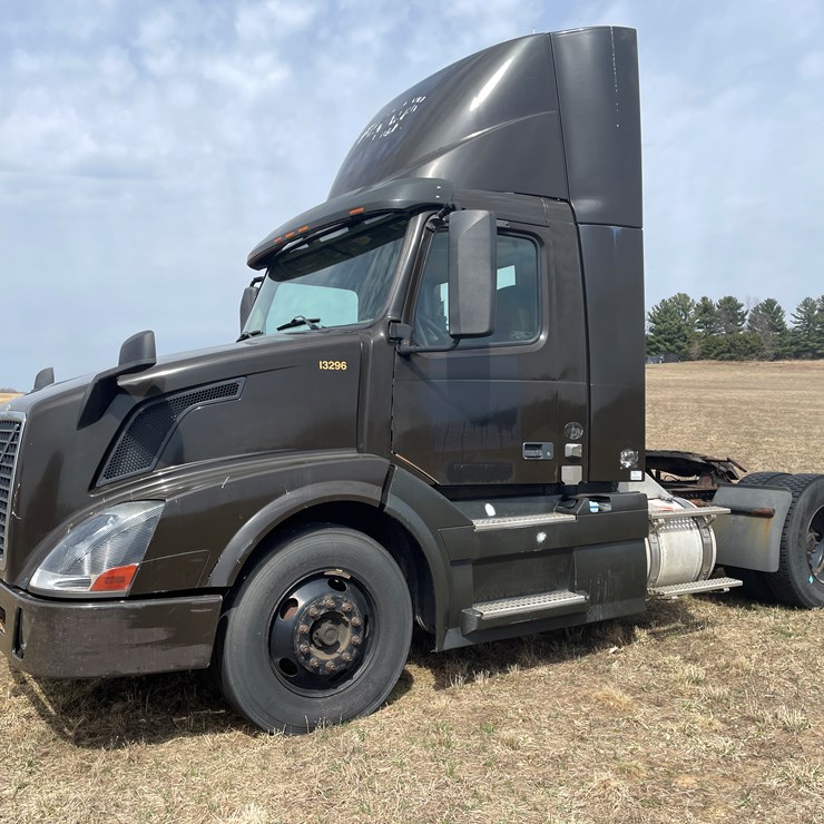 #115 • 2013 Volvo Single Axle Day Cab Semi Tractor (Has WI Title)