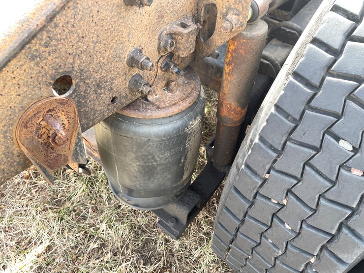 #123-•-2006-volvo-day-cab-semi-tractor-(has-wi-title)-image-39