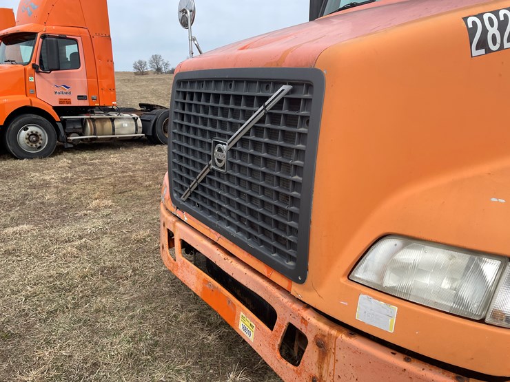#121-•-2009-volvo-day-cab-semi-tractor-(has-wi-title)-image-14