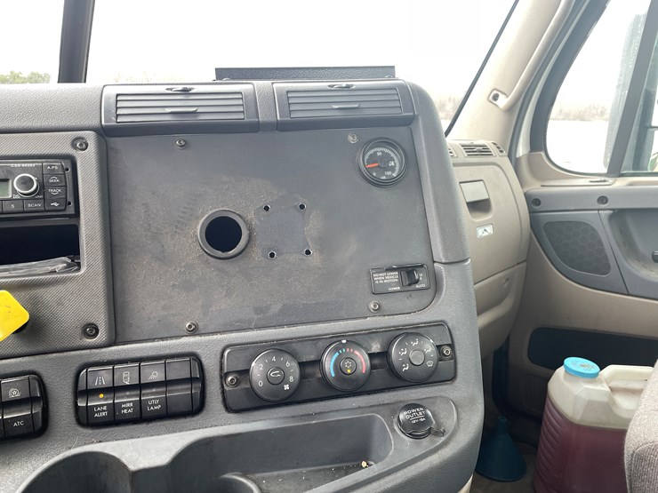 #114-•-2017-freightliner-single-axle-day-cab-semi-tractor-(has-wi-title)-image-74