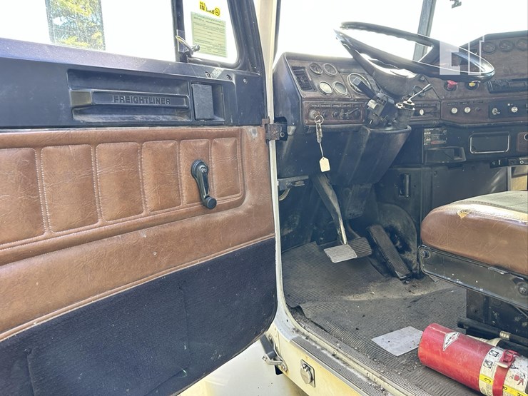 1991-freightliner-fld120-image-39