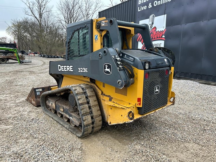 2017-deere-323e-image-2