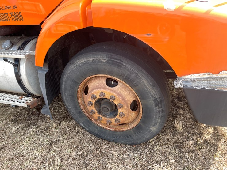 #123-•-2006-volvo-day-cab-semi-tractor-(has-wi-title)-image-16