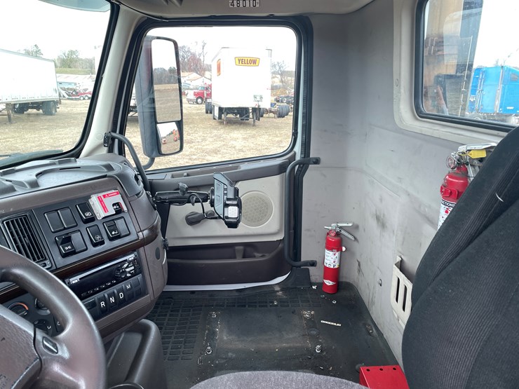 #116-•-2018-volvo-single-axle-day-cab-semi-tractor-(has-wi-title)-image-46