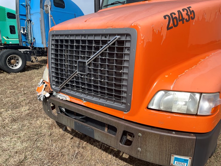 #123-•-2006-volvo-day-cab-semi-tractor-(has-wi-title)-image-12