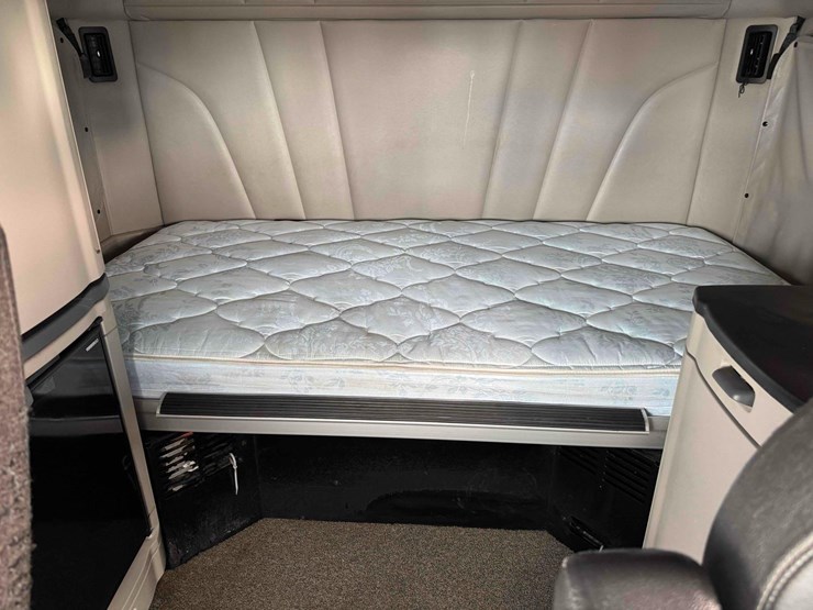 2023-peterbilt-579-image-31