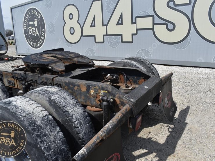 2012-peterbilt-384-image-20