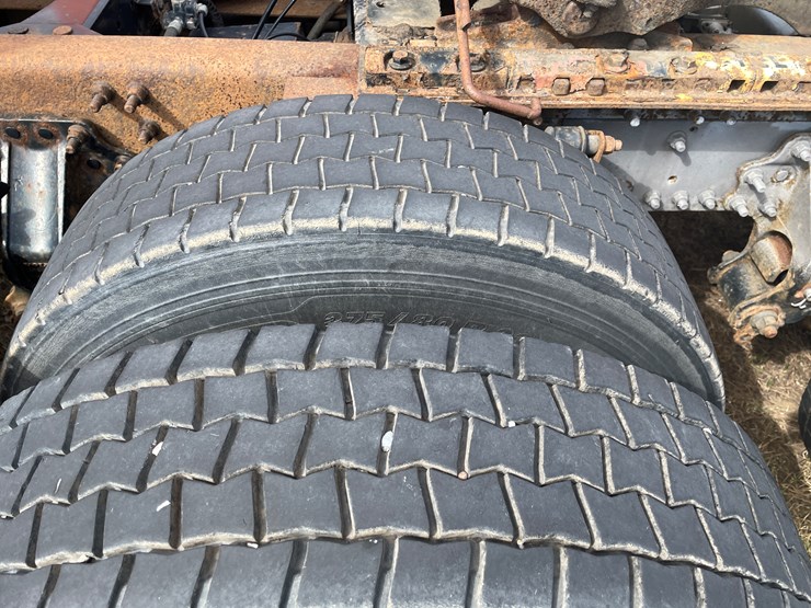 #122-•-2009-volvo-day-cab-semi-tractor-(has-wi-title)-image-48