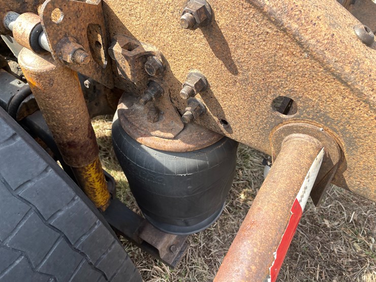 #123-•-2006-volvo-day-cab-semi-tractor-(has-wi-title)-image-46