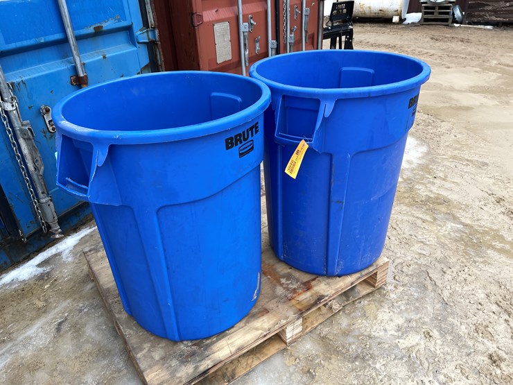 #3946-•-(2)-rubbermaid-brute-55-gallon-trash-barrels-image-2