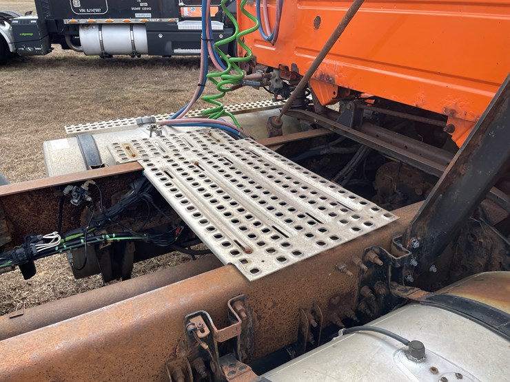 #121-•-2009-volvo-day-cab-semi-tractor-(has-wi-title)-image-30