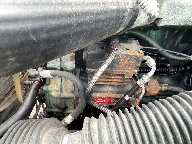 #134-•-2001-freightliner-century-class-sleeper-cab-semi-tractor-(has-wi-title)-(non-runner)-image-60