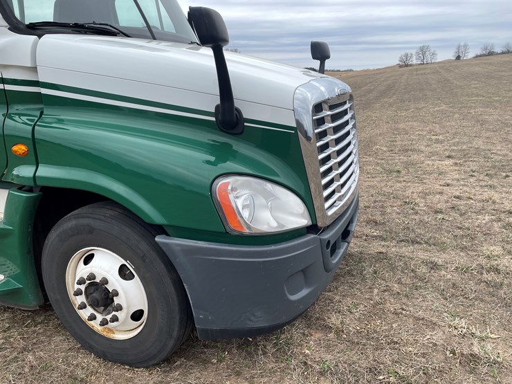 #114-•-2017-freightliner-single-axle-day-cab-semi-tractor-(has-wi-title)-image-14