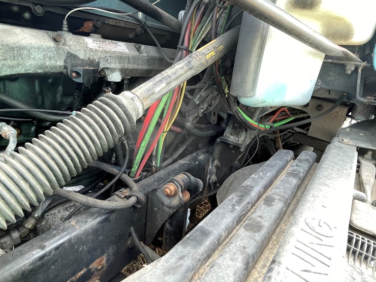 #134-•-2001-freightliner-century-class-sleeper-cab-semi-tractor-(has-wi-title)-(non-runner)-image-58