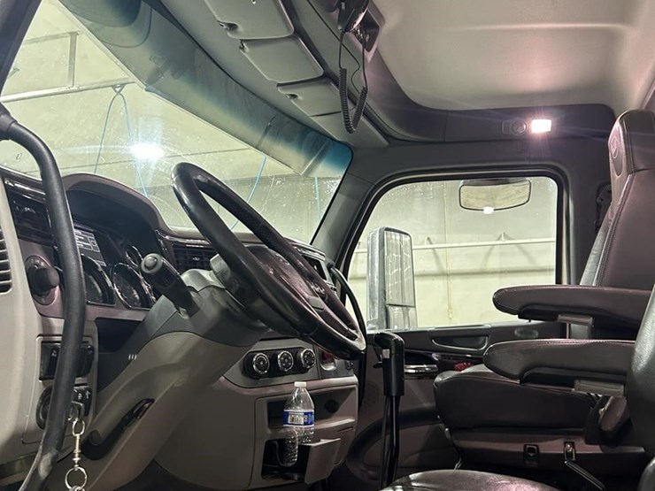 2016-peterbilt-579-image-14