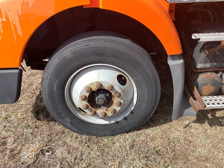 #123-•-2006-volvo-day-cab-semi-tractor-(has-wi-title)-image-7